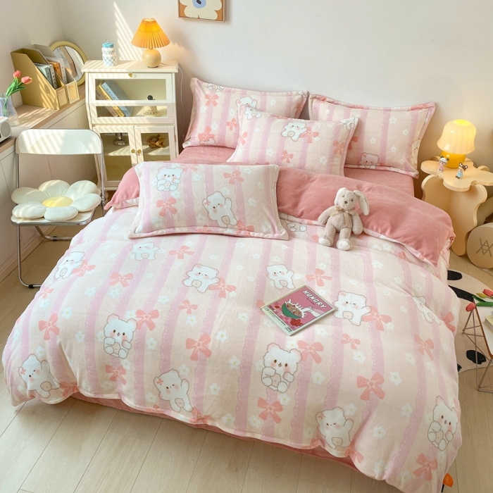 91家纺网 家纺一手货源 找家纺 木堇 2022秋冬款高克重甜美系列印花牛奶绒四件套 粉熊宝宝