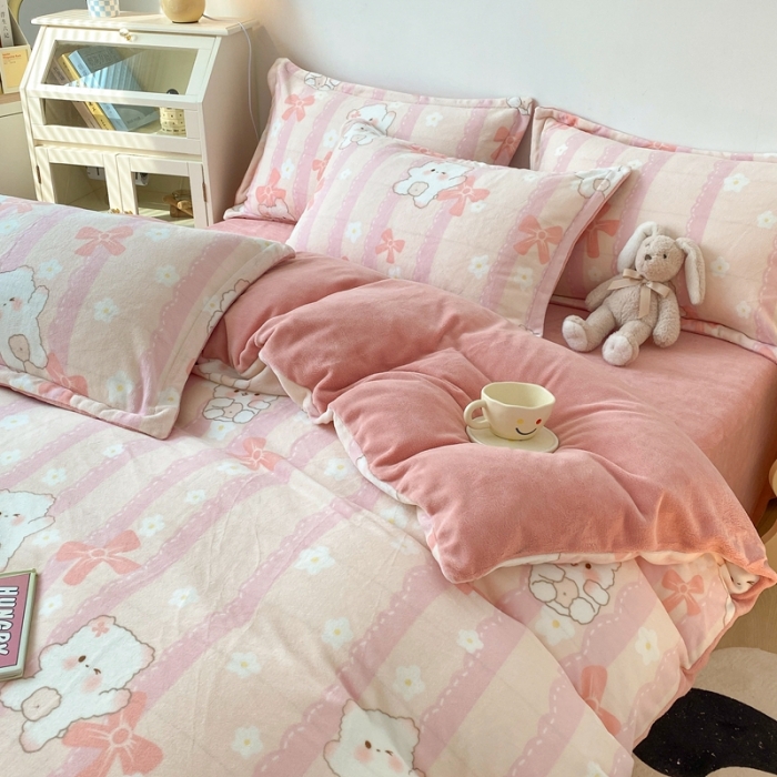 91家纺网 家纺一手货源 找家纺 木堇 2022秋冬款高克重甜美系列印花牛奶绒四件套 粉熊宝宝