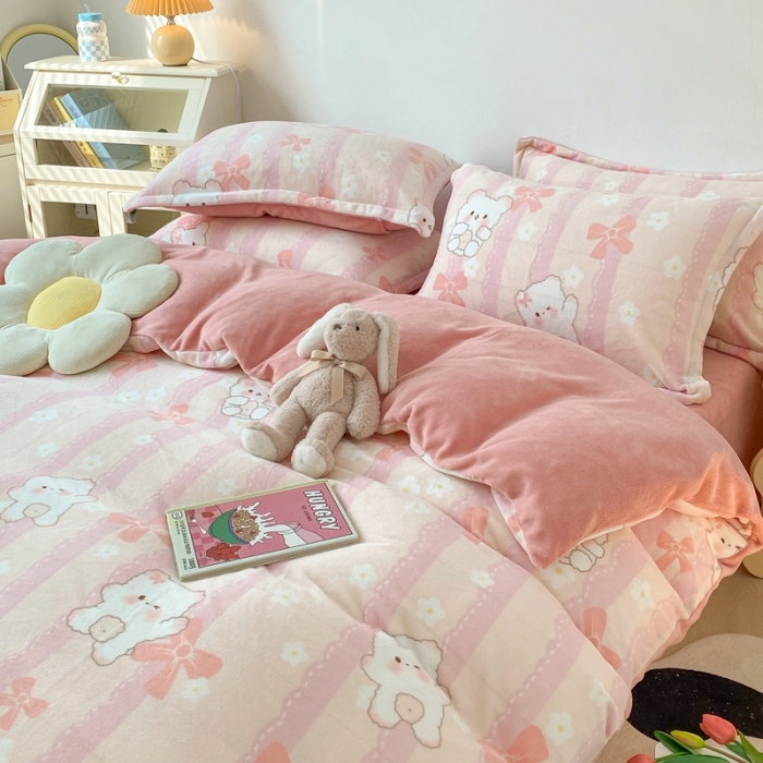 91家纺网 家纺一手货源 找家纺 木堇 2022秋冬款高克重甜美系列印花牛奶绒四件套 粉熊宝宝