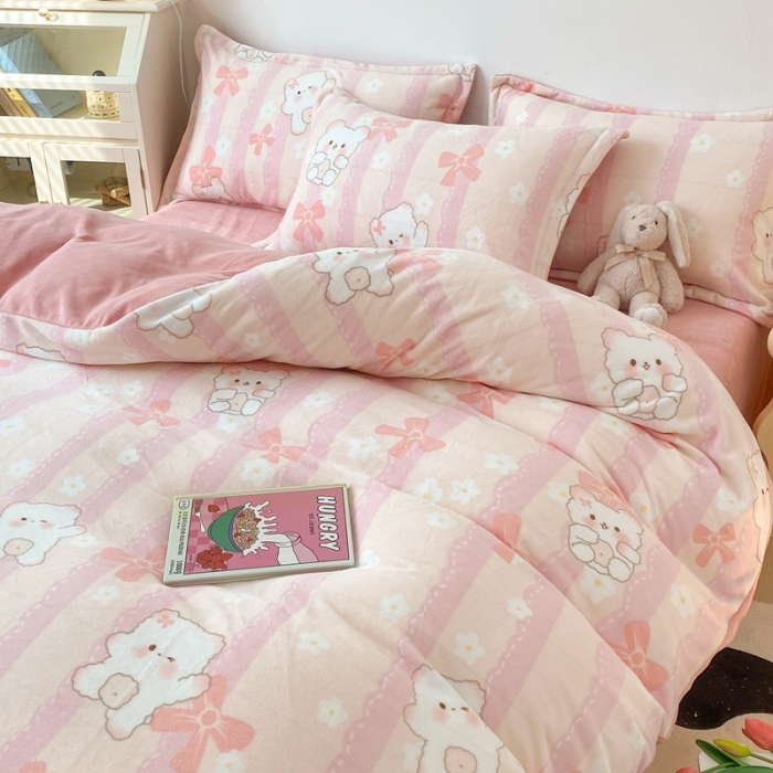 91家纺网 家纺一手货源 找家纺 木堇 2022秋冬款高克重甜美系列印花牛奶绒四件套 粉熊宝宝