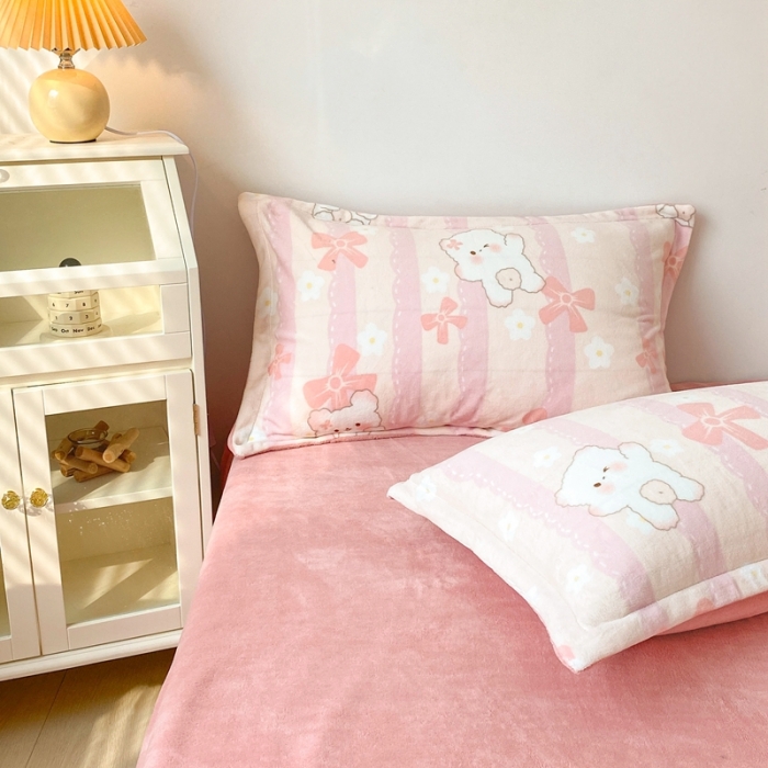 91家纺网 家纺一手货源 找家纺 木堇 2022秋冬款高克重甜美系列印花牛奶绒四件套 粉熊宝宝