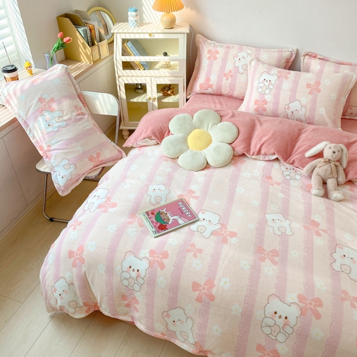 91家纺网 家纺一手货源 找家纺 木堇 2022秋冬款高克重甜美系列印花牛奶绒四件套 粉熊宝宝