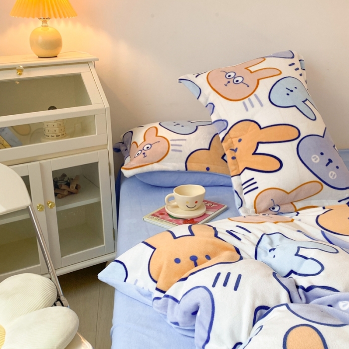 91家纺网 家纺一手货源 找家纺 木堇 2022秋冬新款高克重甜美系列印花牛奶绒四件套 乖小兔