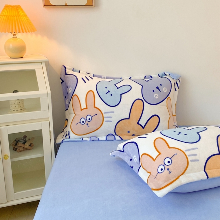 91家纺网 家纺一手货源 找家纺 木堇 2022秋冬新款高克重甜美系列印花牛奶绒四件套 乖小兔