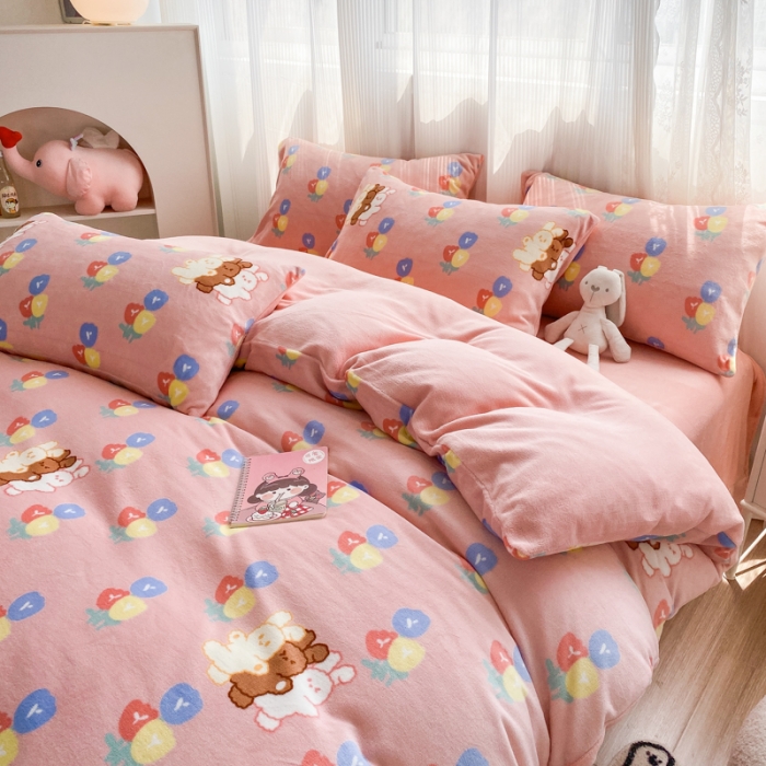 91家纺网 家纺一手货源 找家纺 西引力 2022新款加厚印花牛奶绒单被套及枕套法莱绒直播 小花花