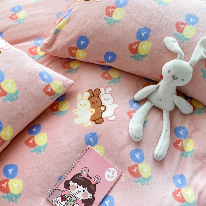 91家纺网 家纺一手货源 找家纺 西引力 2022新款加厚印花牛奶绒单被套及枕套法莱绒直播 小花花