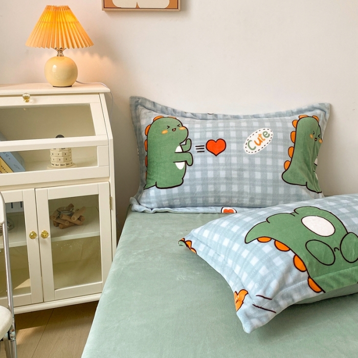 91家纺网 家纺一手货源 找家纺 木堇 2022秋冬新款高克重甜美系列印花牛奶绒四件套光波恐龙