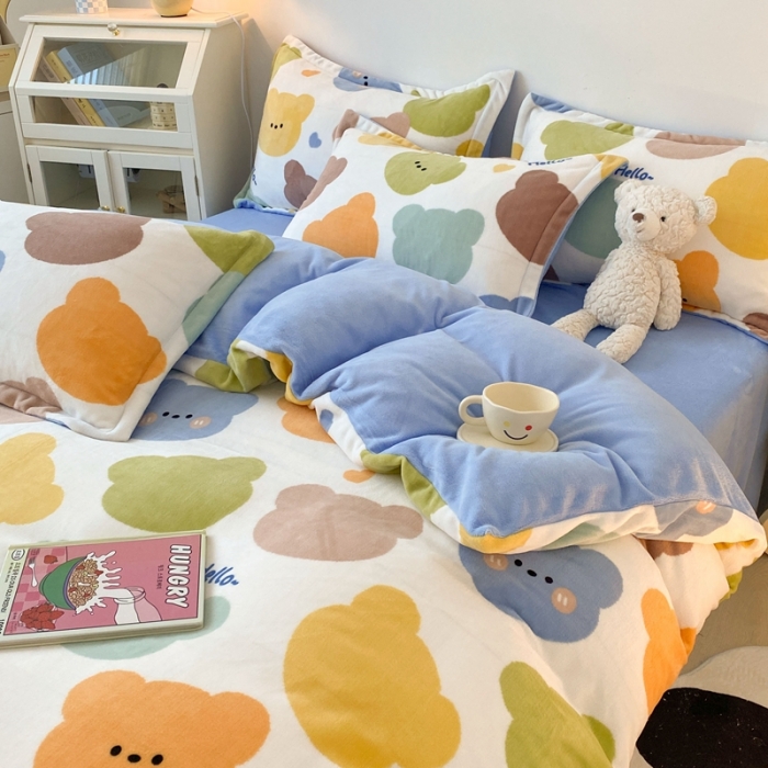 91家纺网 家纺一手货源 找家纺 木堇 2022秋冬新款高克重甜美系列印花牛奶绒四件套 嗨嗨熊