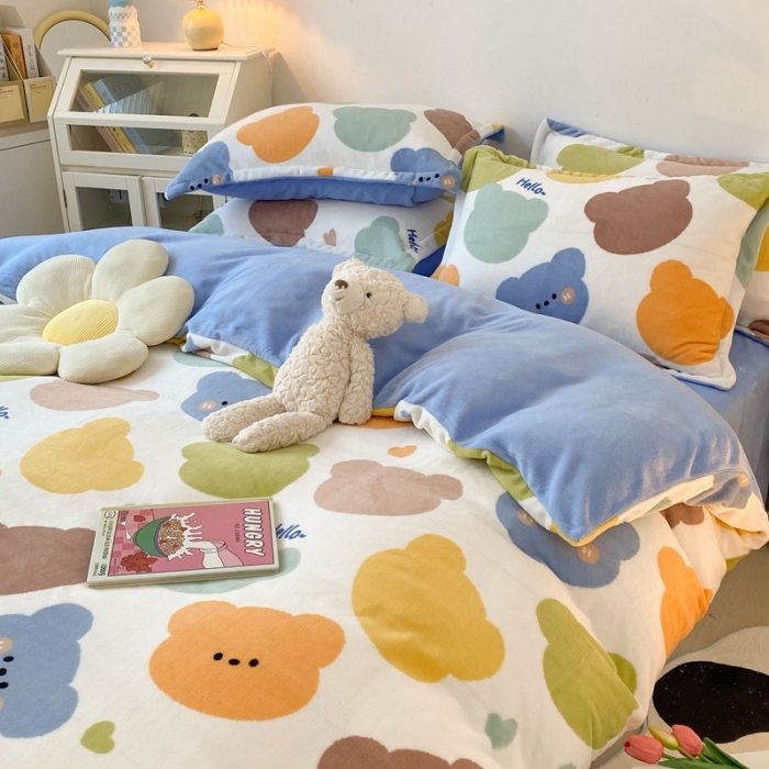 91家纺网 家纺一手货源 找家纺 木堇 2022秋冬新款高克重甜美系列印花牛奶绒四件套 嗨嗨熊