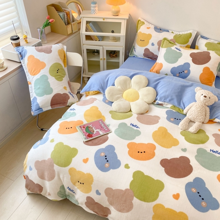 91家纺网 家纺一手货源 找家纺 木堇 2022秋冬新款高克重甜美系列印花牛奶绒四件套 嗨嗨熊