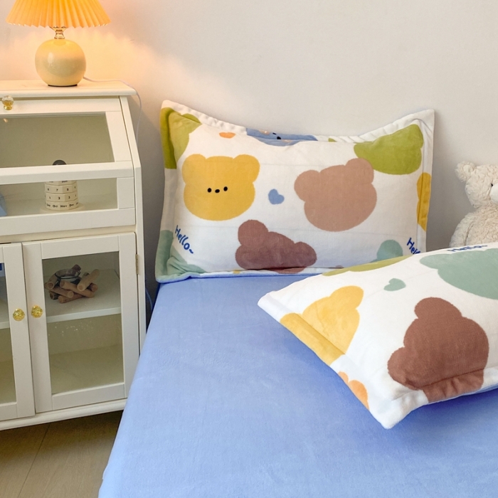 91家纺网 家纺一手货源 找家纺 木堇 2022秋冬新款高克重甜美系列印花牛奶绒四件套 嗨嗨熊