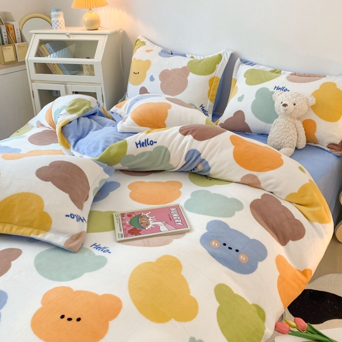 91家纺网 家纺一手货源 找家纺 木堇 2022秋冬新款高克重甜美系列印花牛奶绒四件套 嗨嗨熊