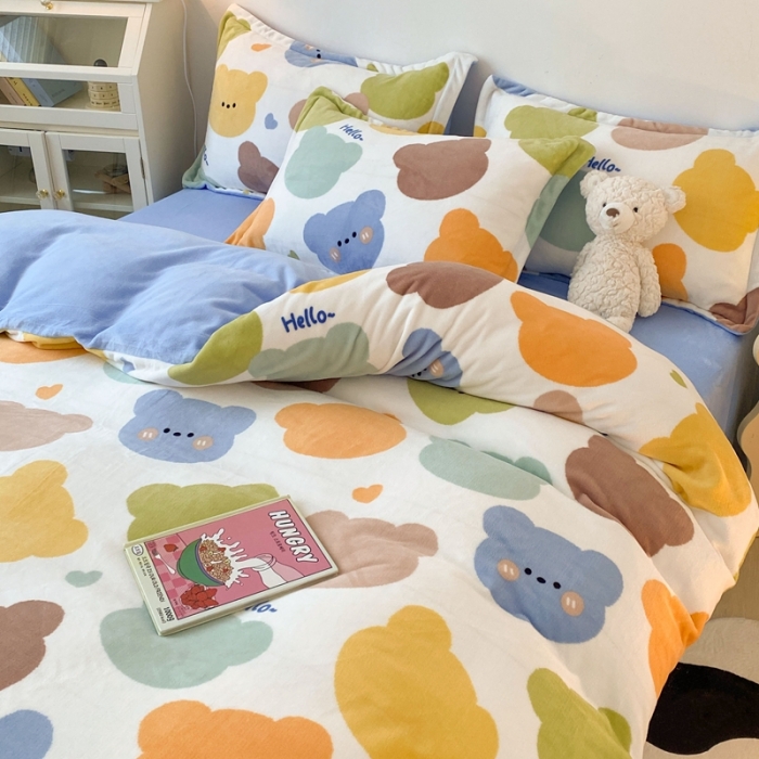 91家纺网 家纺一手货源 找家纺 木堇 2022秋冬新款高克重甜美系列印花牛奶绒四件套 嗨嗨熊