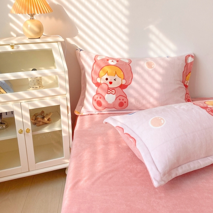 91家纺网 家纺一手货源 找家纺 木堇 2022秋冬新款高克重甜美系列印花牛奶绒四件套可爱女孩