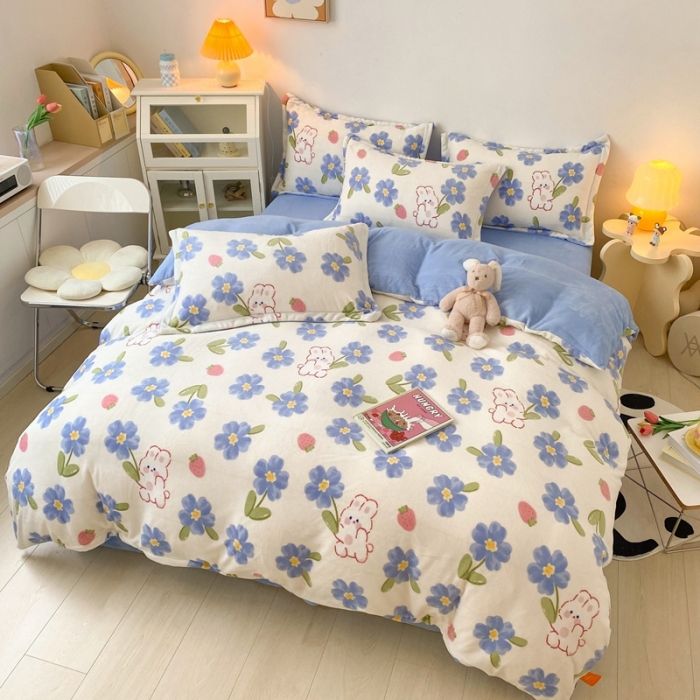 91家纺网 家纺一手货源 找家纺 木堇 2022秋冬新款高克重甜美系列印花牛奶绒四件套蓝花兔兔