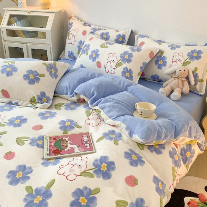 91家纺网 家纺一手货源 找家纺 木堇 2022秋冬新款高克重甜美系列印花牛奶绒四件套蓝花兔兔