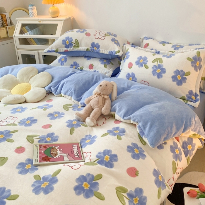 91家纺网 家纺一手货源 找家纺 木堇 2022秋冬新款高克重甜美系列印花牛奶绒四件套蓝花兔兔