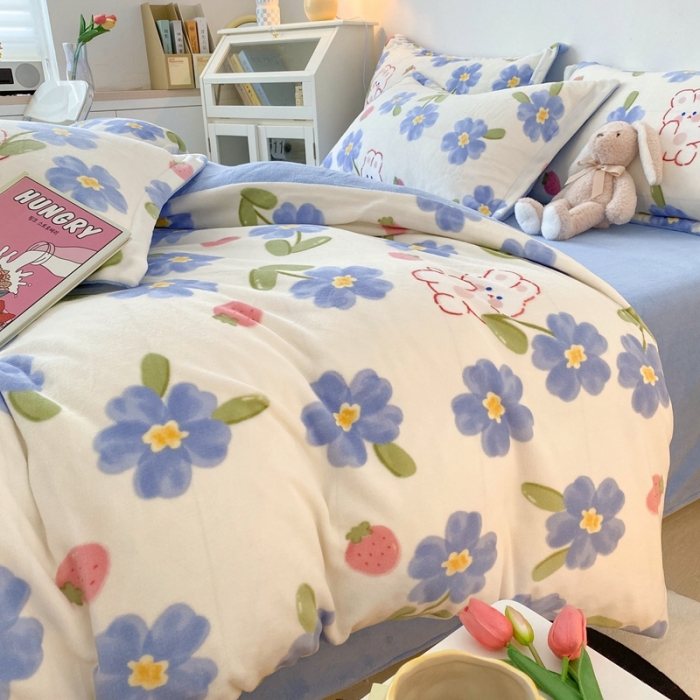 91家纺网 家纺一手货源 找家纺 木堇 2022秋冬新款高克重甜美系列印花牛奶绒四件套蓝花兔兔