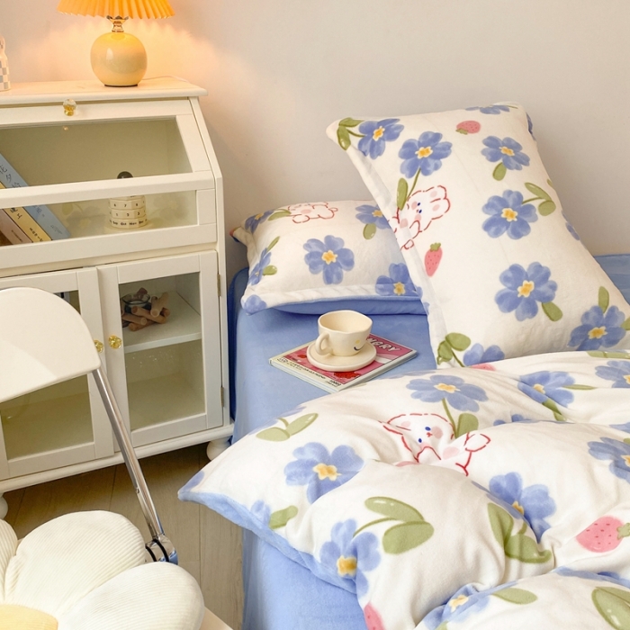 91家纺网 家纺一手货源 找家纺 木堇 2022秋冬新款高克重甜美系列印花牛奶绒四件套蓝花兔兔