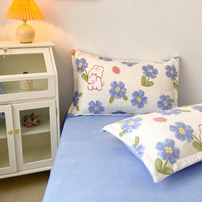 91家纺网 家纺一手货源 找家纺 木堇 2022秋冬新款高克重甜美系列印花牛奶绒四件套蓝花兔兔