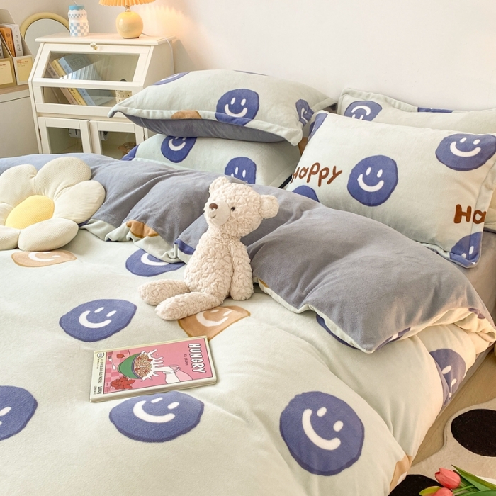 91家纺网 家纺一手货源 找家纺 木堇 2022秋冬新款高克重甜美系列印花牛奶绒四件套 笑脸