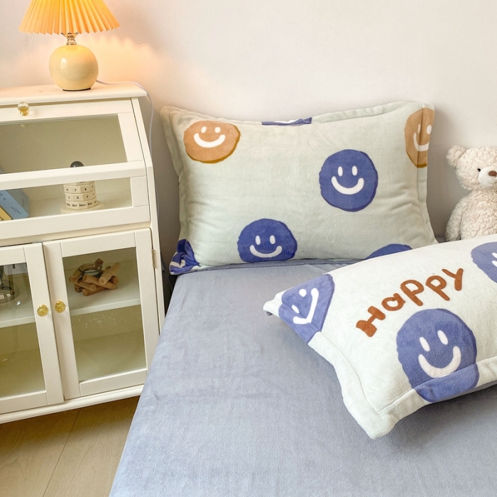 91家纺网 家纺一手货源 找家纺 木堇 2022秋冬新款高克重甜美系列印花牛奶绒四件套 笑脸