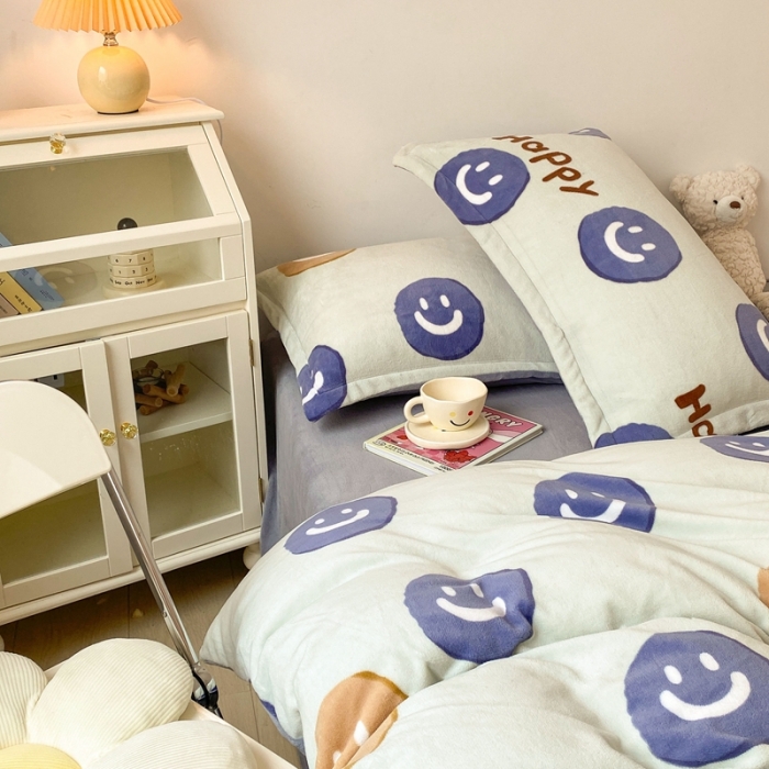 91家纺网 家纺一手货源 找家纺 木堇 2022秋冬新款高克重甜美系列印花牛奶绒四件套 笑脸