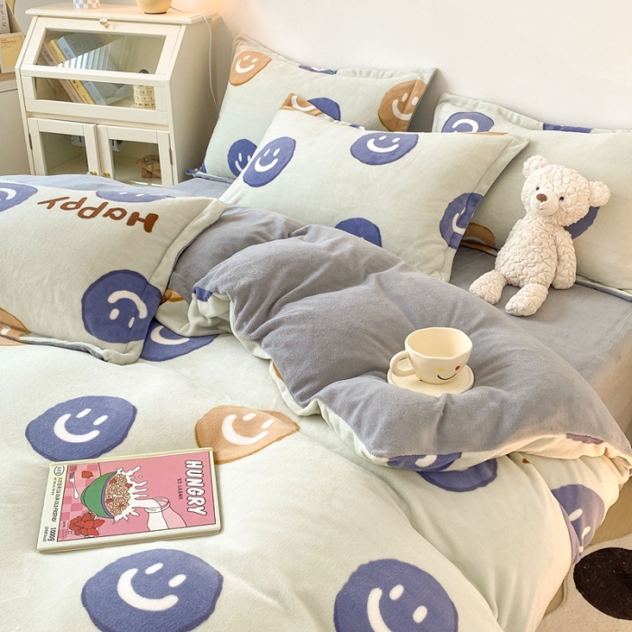 91家纺网 家纺一手货源 找家纺 木堇 2022秋冬新款高克重甜美系列印花牛奶绒四件套 笑脸