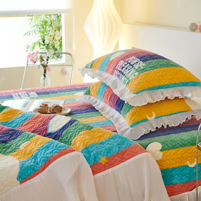 91家纺网 家纺一手货源 找家纺 2023新款高克重牛奶绒夹棉床盖三件套 彩虹爱心