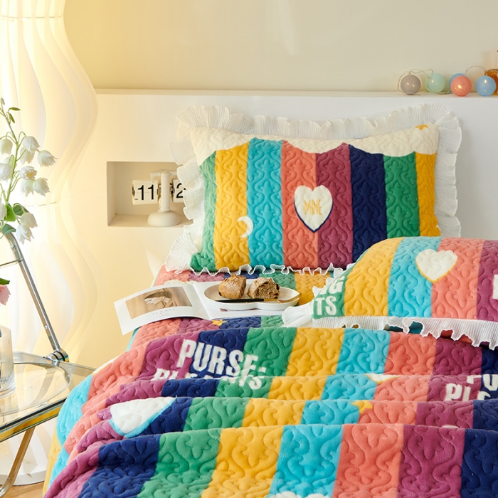 91家纺网 家纺一手货源 找家纺 2023新款高克重牛奶绒夹棉床盖三件套 彩虹爱心