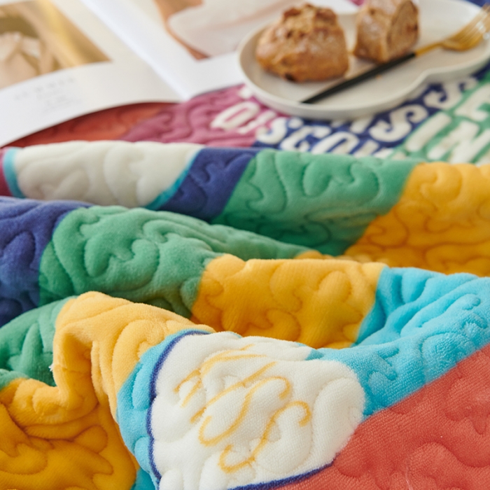 91家纺网 家纺一手货源 找家纺 2023新款高克重牛奶绒夹棉床盖三件套 彩虹爱心