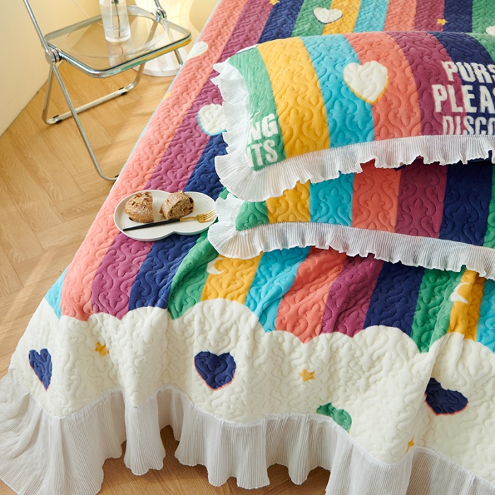 91家纺网 家纺一手货源 找家纺 2023新款高克重牛奶绒夹棉床盖三件套 彩虹爱心