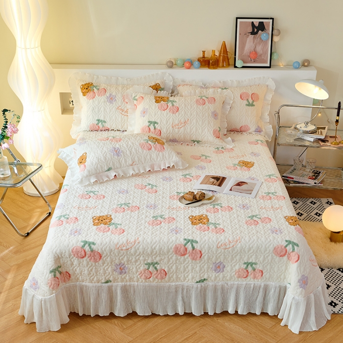 91家纺网 家纺一手货源 找家纺 2023新款高克重牛奶绒夹棉床盖三件套 小熊樱桃