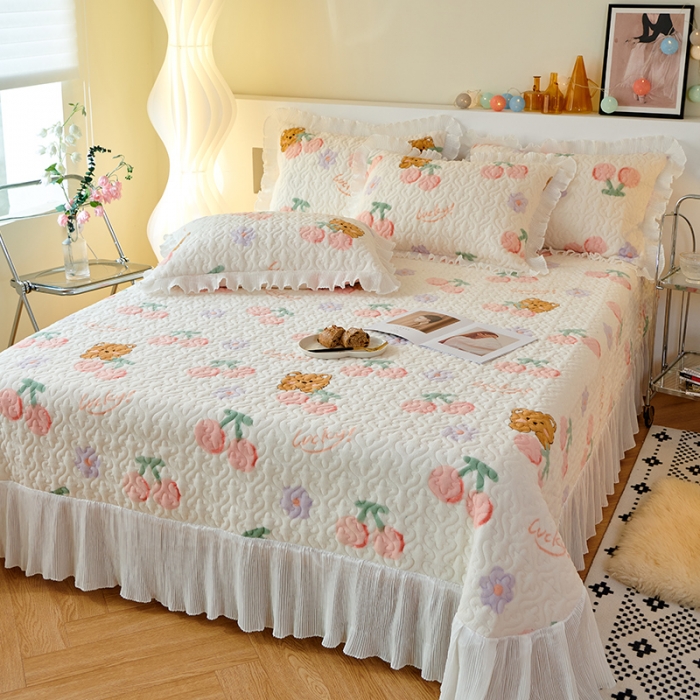 91家纺网 家纺一手货源 找家纺 2023新款高克重牛奶绒夹棉床盖三件套 小熊樱桃