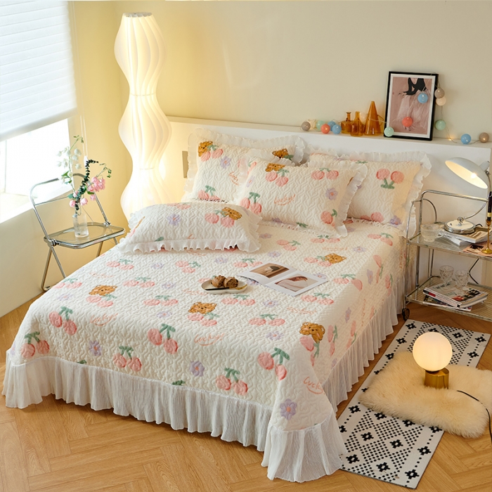 91家纺网 家纺一手货源 找家纺 2023新款高克重牛奶绒夹棉床盖三件套 小熊樱桃