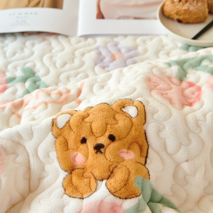 91家纺网 家纺一手货源 找家纺 2023新款高克重牛奶绒夹棉床盖三件套 小熊樱桃