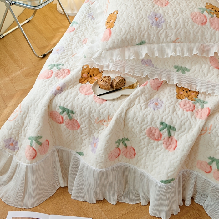 91家纺网 家纺一手货源 找家纺 2023新款高克重牛奶绒夹棉床盖三件套 小熊樱桃