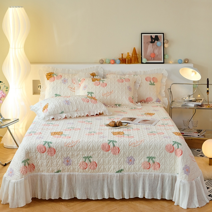 91家纺网 家纺一手货源 找家纺 2023新款高克重牛奶绒夹棉床盖三件套 小熊樱桃