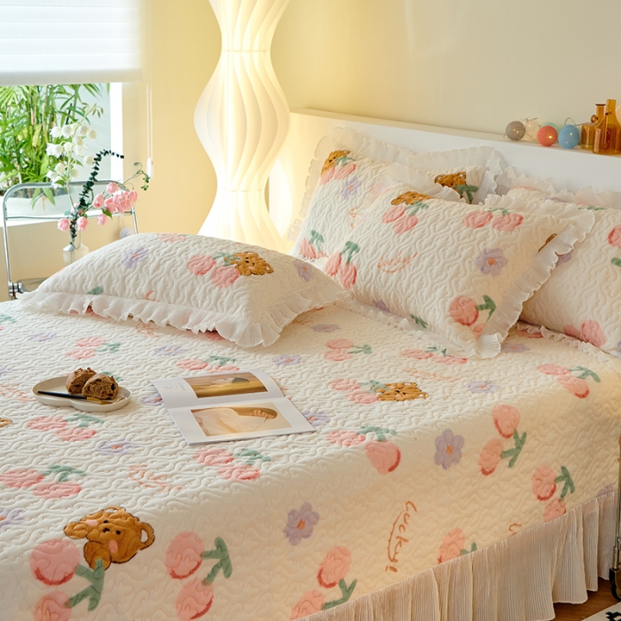 91家纺网 家纺一手货源 找家纺 2023新款高克重牛奶绒夹棉床盖三件套 小熊樱桃