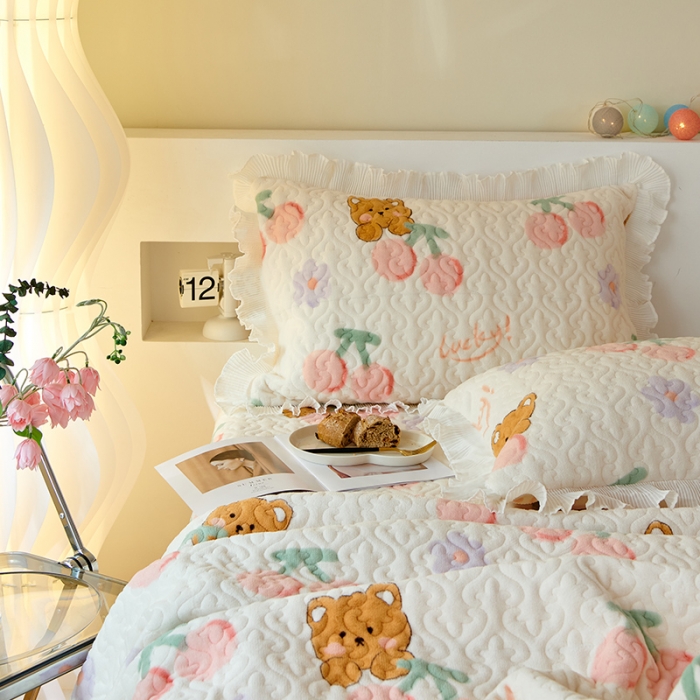 91家纺网 家纺一手货源 找家纺 2023新款高克重牛奶绒夹棉床盖三件套 小熊樱桃