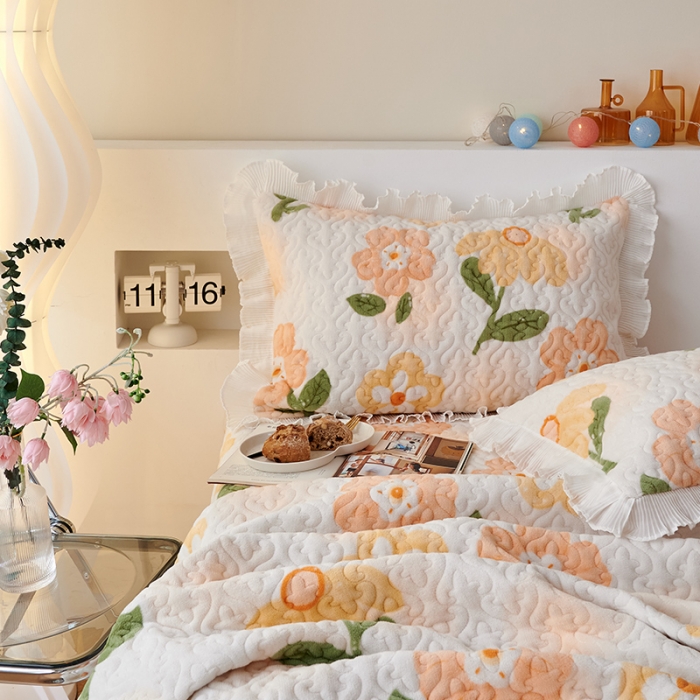 91家纺网 家纺一手货源 找家纺 2023新款高克重牛奶绒夹棉床盖三件套 初见