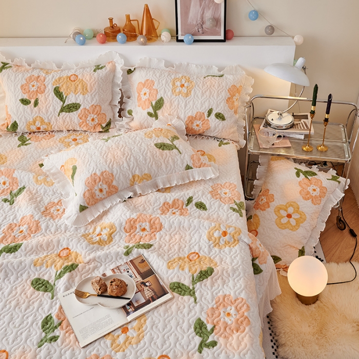 91家纺网 家纺一手货源 找家纺 2023新款高克重牛奶绒夹棉床盖三件套 初见