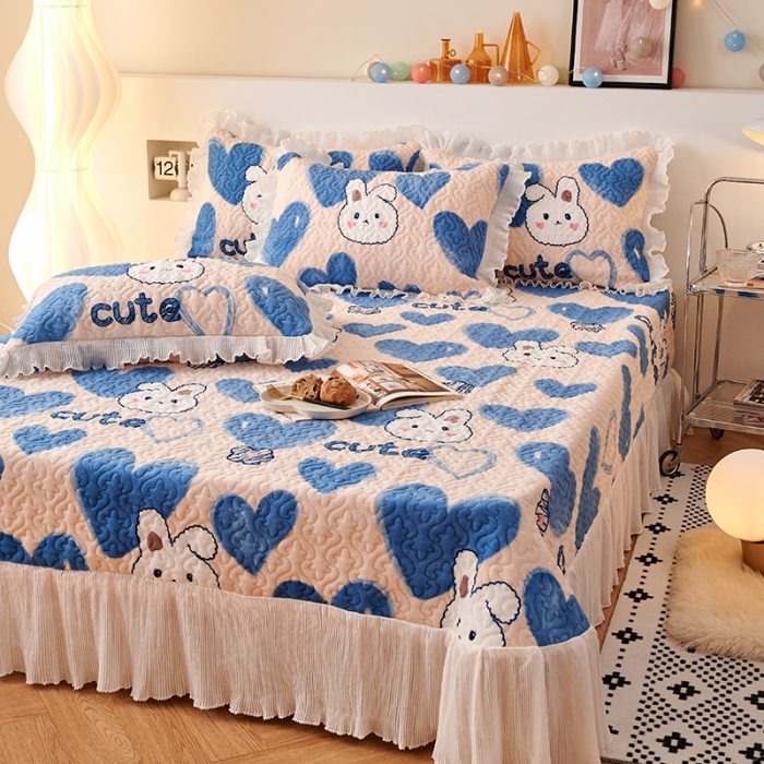 91家纺网 家纺一手货源 找家纺 2023新款高克重牛奶绒夹棉床盖三件套 爱心兔