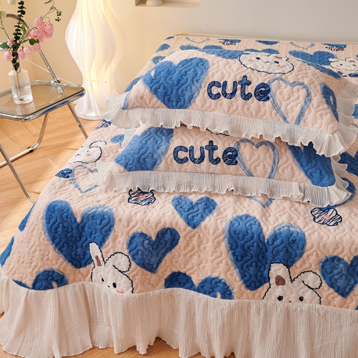 91家纺网 家纺一手货源 找家纺 2023新款高克重牛奶绒夹棉床盖三件套 爱心兔