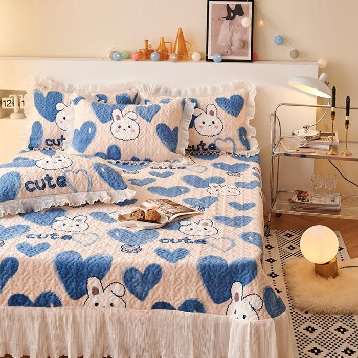 91家纺网 家纺一手货源 找家纺 2023新款高克重牛奶绒夹棉床盖三件套 爱心兔