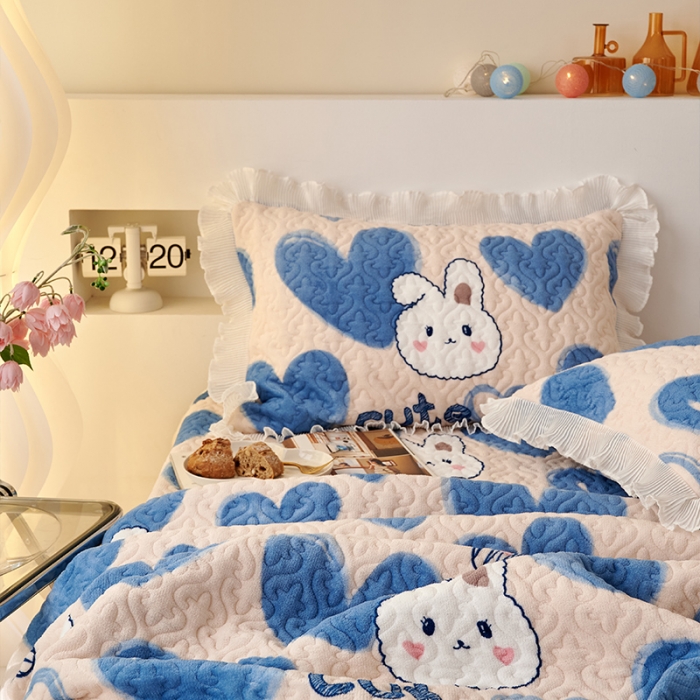 91家纺网 家纺一手货源 找家纺 2023新款高克重牛奶绒夹棉床盖三件套 爱心兔