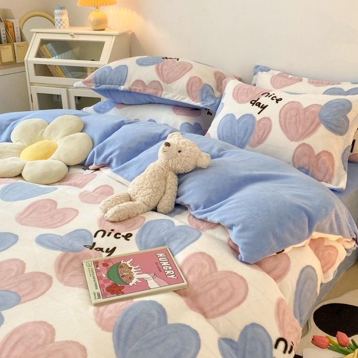 91家纺网 家纺一手货源 找家纺 木堇 2022秋冬新款高克重甜美系列印花牛奶绒四件套心心相应