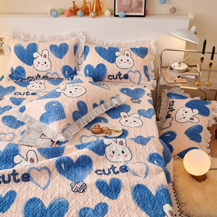 91家纺网 家纺一手货源 找家纺 2023新款高克重牛奶绒夹棉床盖三件套 爱心兔