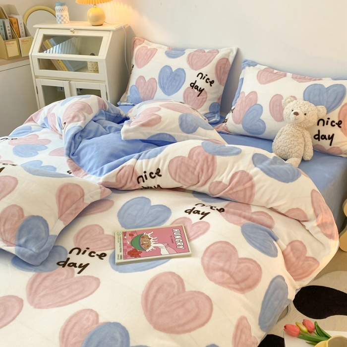 91家纺网 家纺一手货源 找家纺 木堇 2022秋冬新款高克重甜美系列印花牛奶绒四件套心心相应