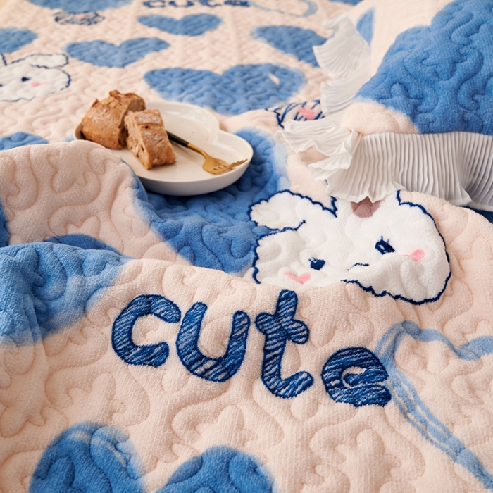 91家纺网 家纺一手货源 找家纺 2023新款高克重牛奶绒夹棉床盖三件套 爱心兔